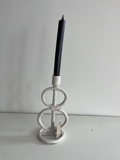 Witte metalen kandelaar