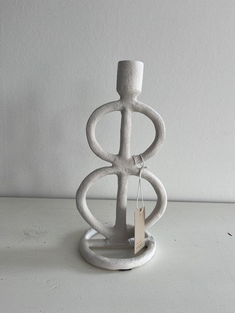 Witte metalen kandelaar