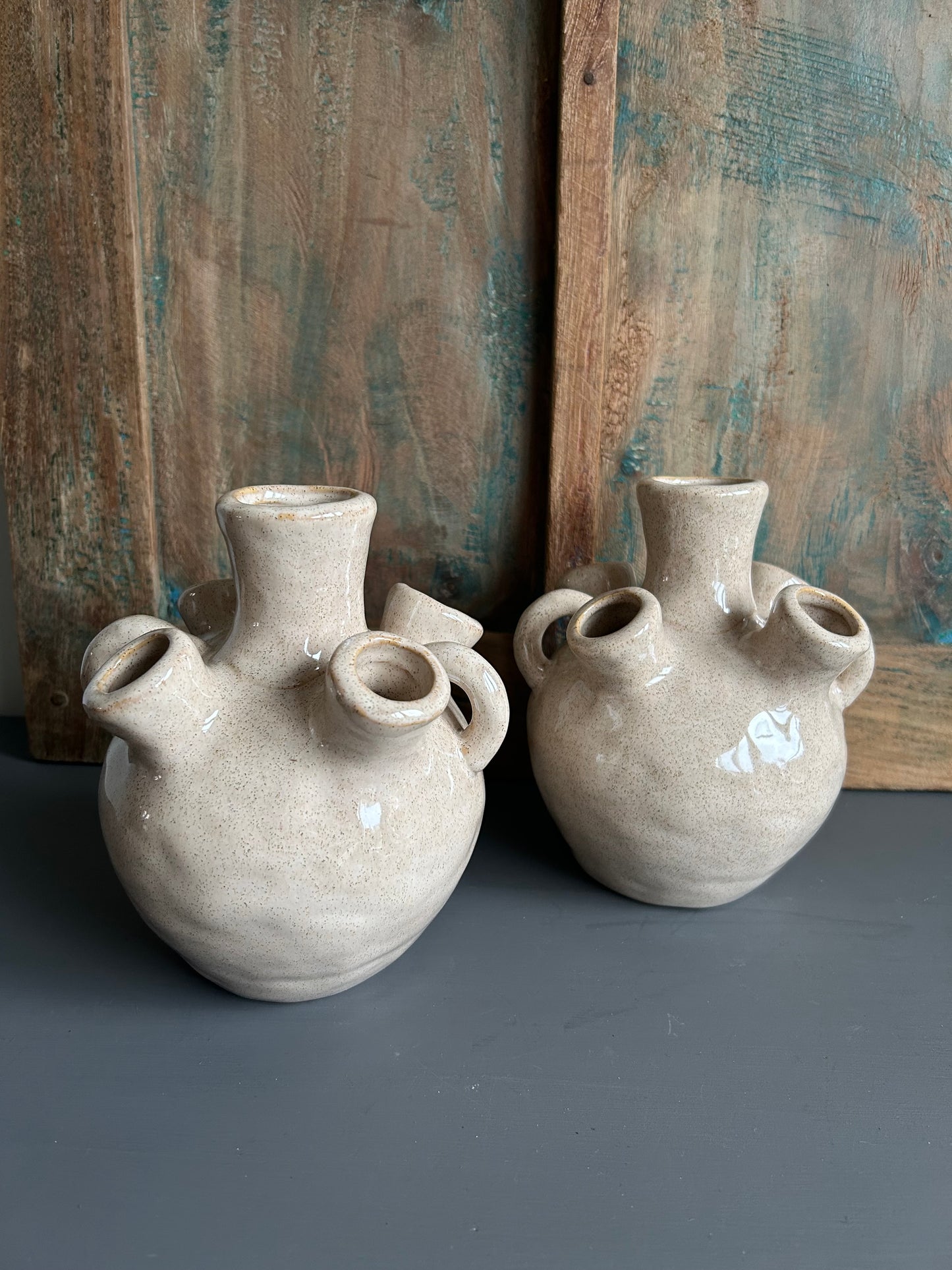 Zandkleurige tulpenvaas