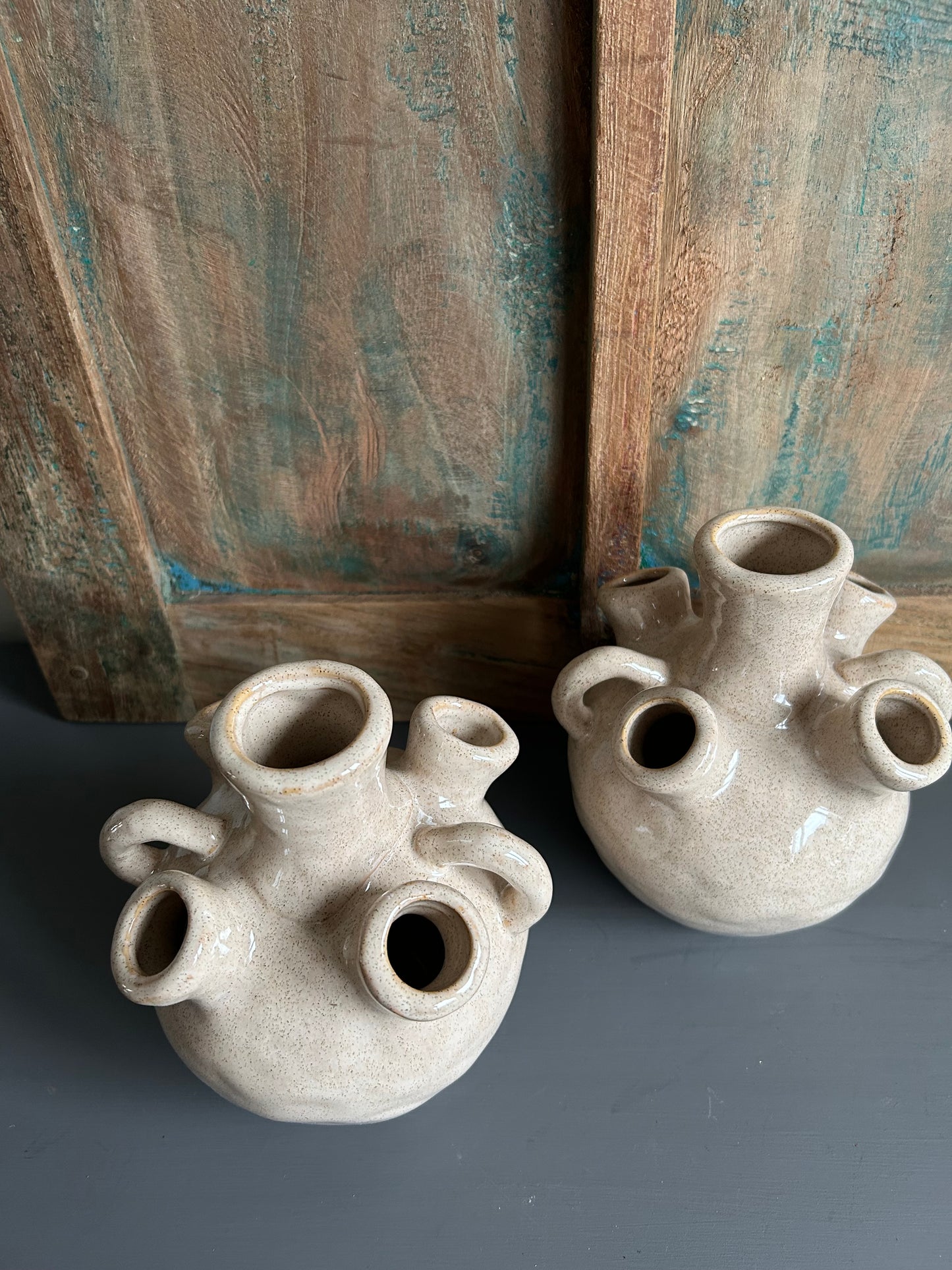 Zandkleurige tulpenvaas