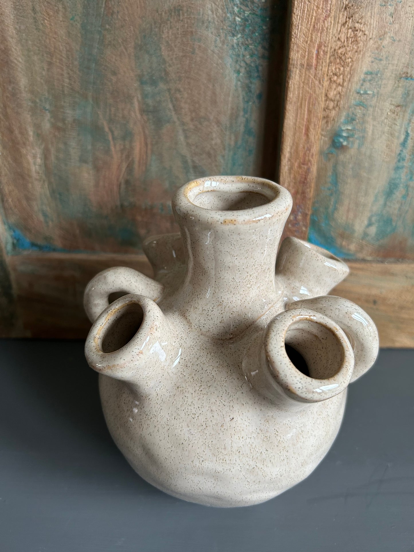 Zandkleurige tulpenvaas