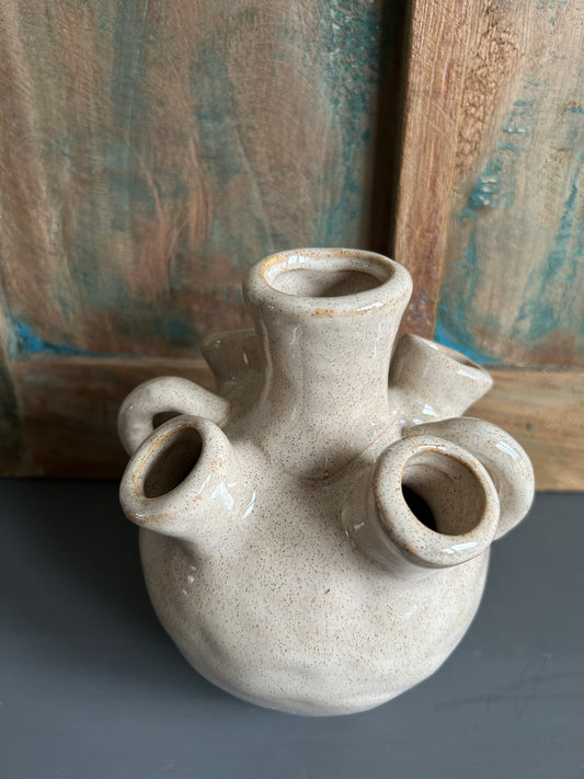 Zandkleurige tulpenvaas