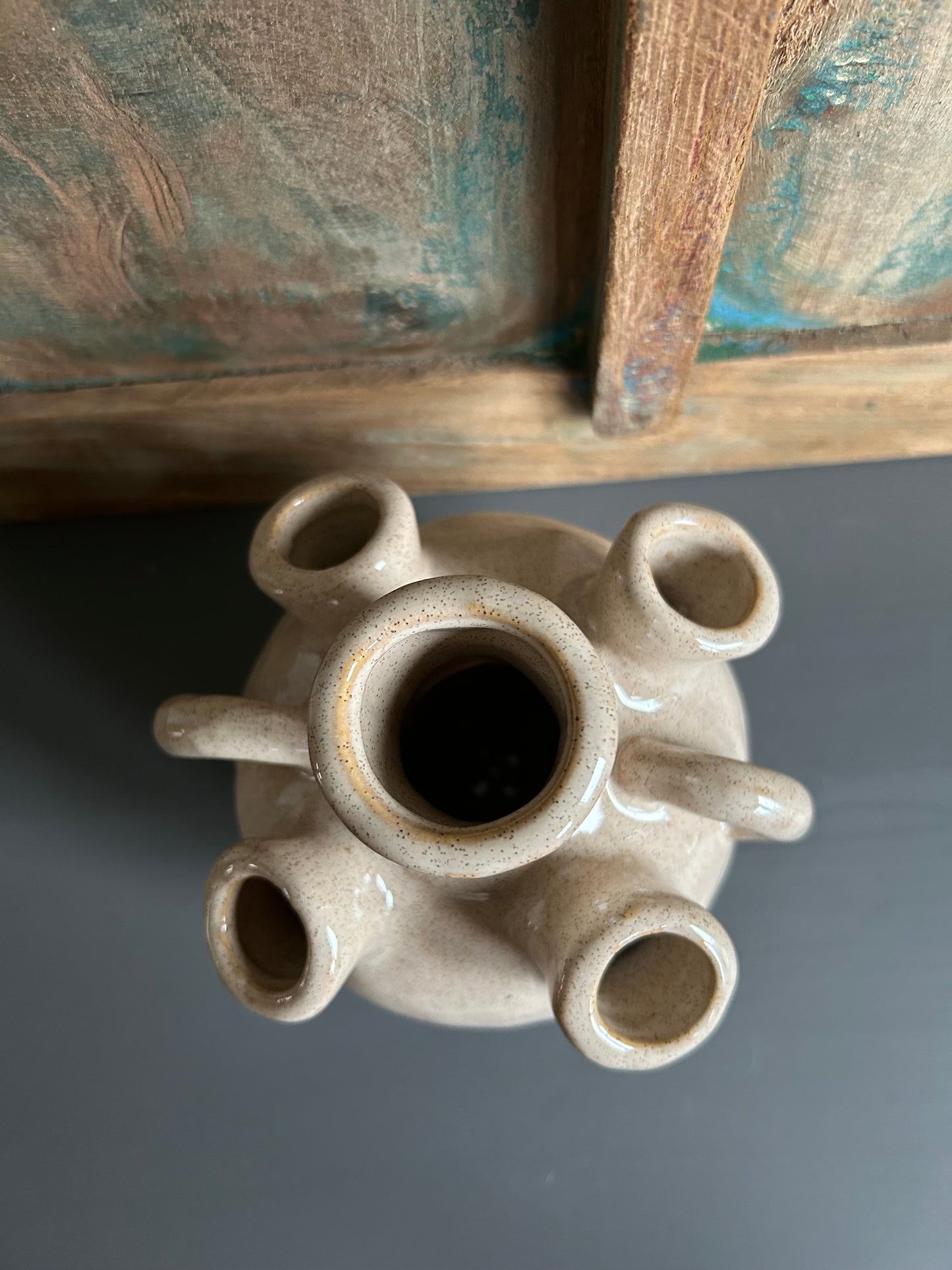 Zandkleurige tulpenvaas