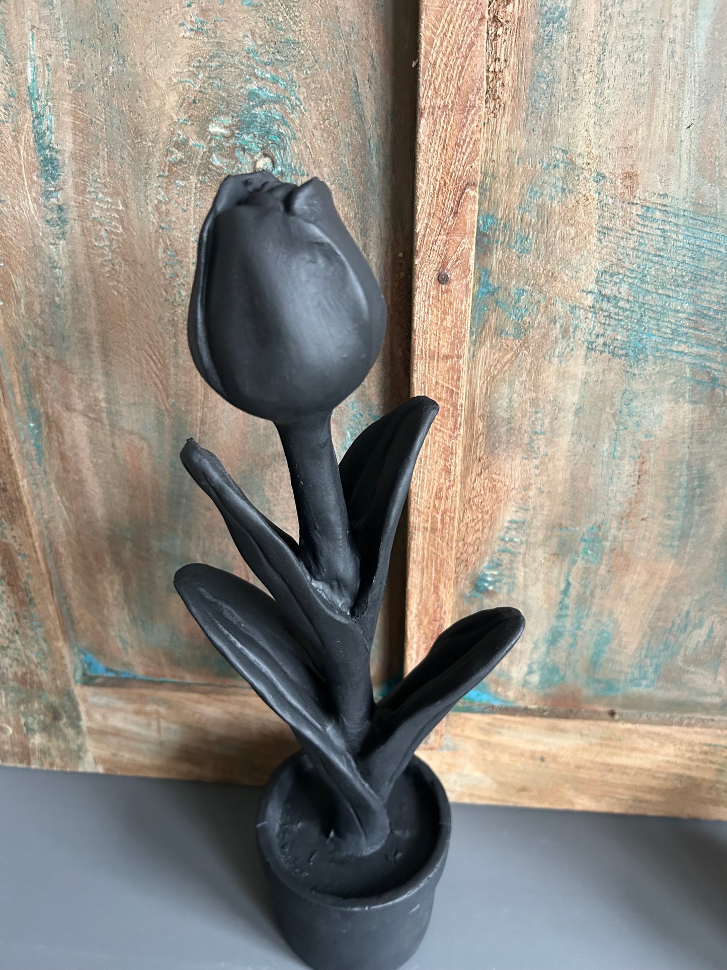Zwarte tulp van keramiek