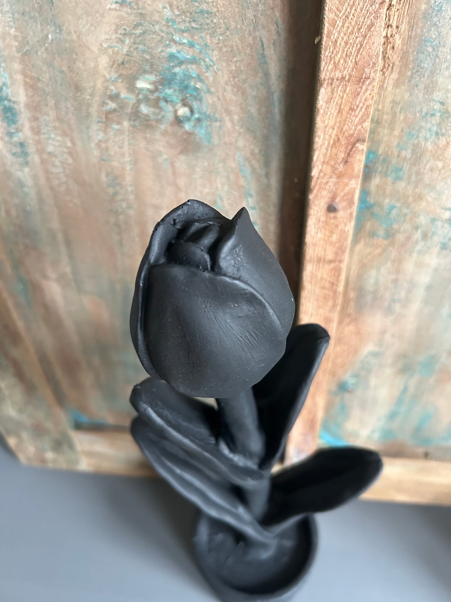 Zwarte tulp van keramiek