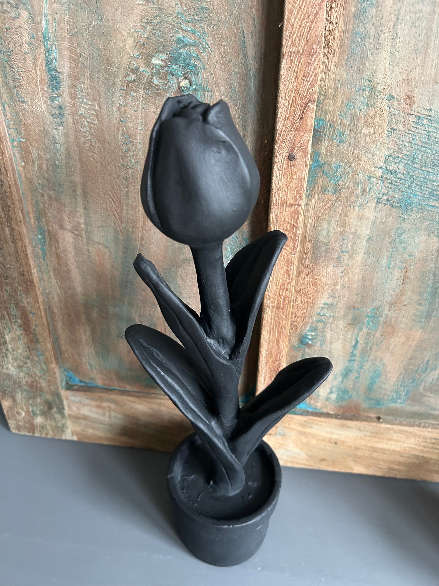 Zwarte tulp van keramiek