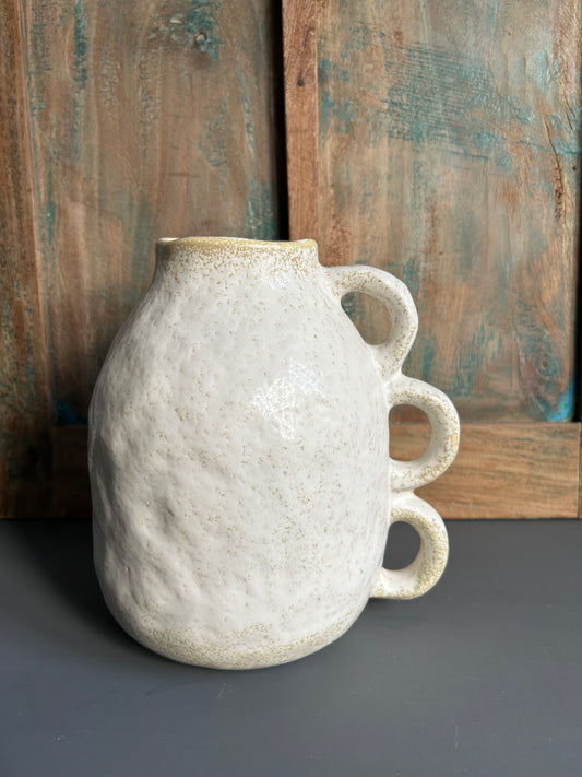 Ecru vaas met grappige oortjes