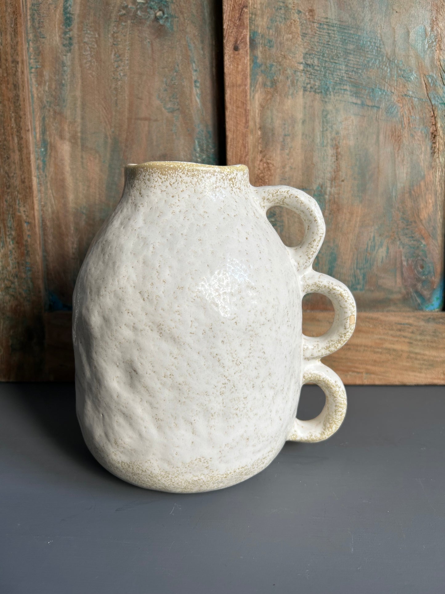 Ecru vaas met grappige oortjes