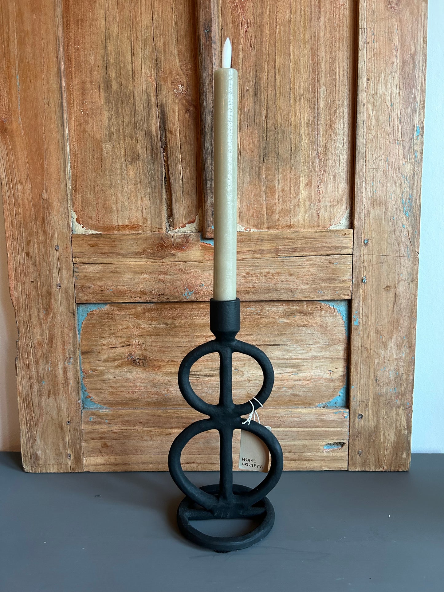 Zwarte metalen kandelaar