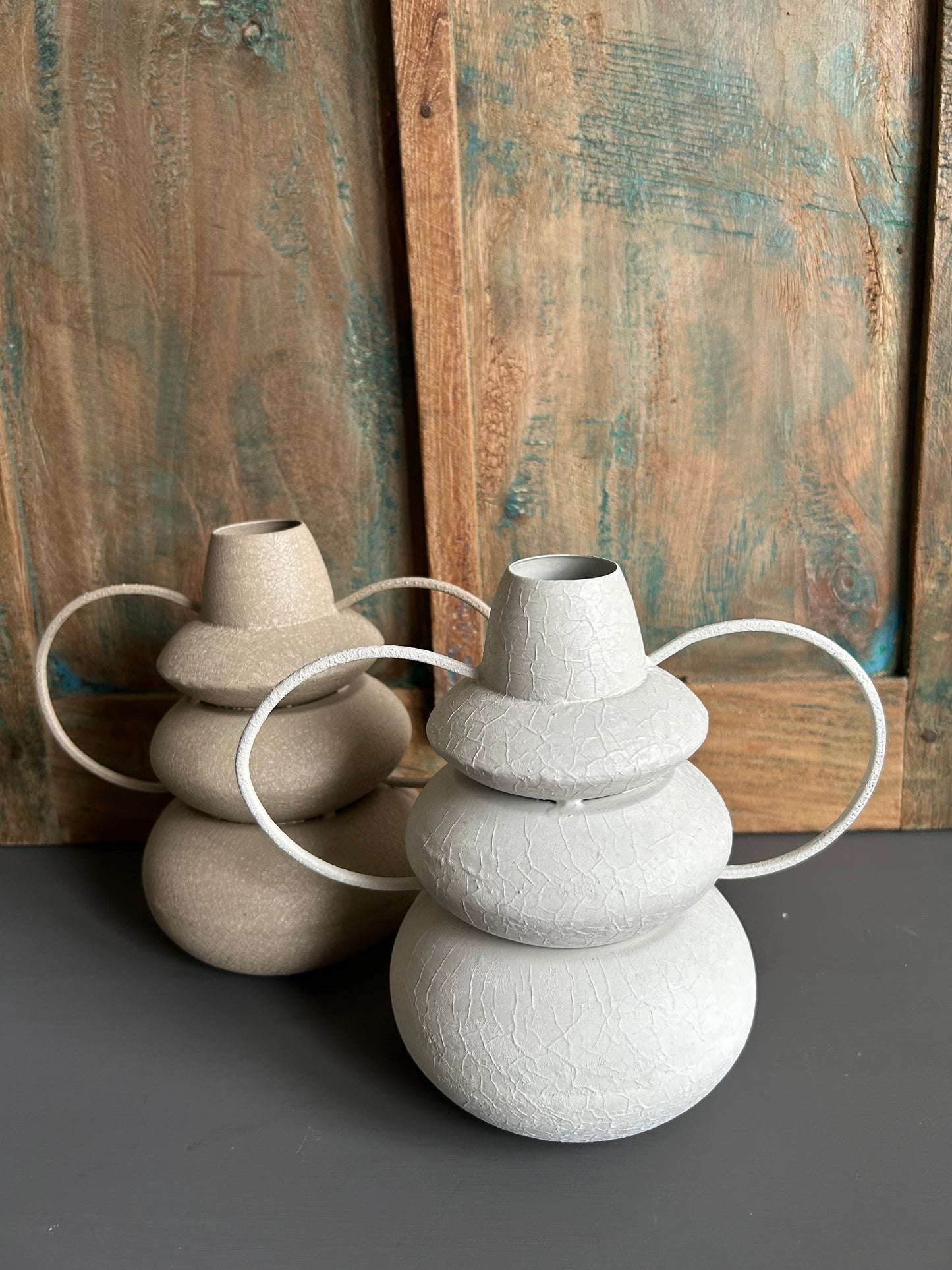 Beige metalen vaas met oortjes