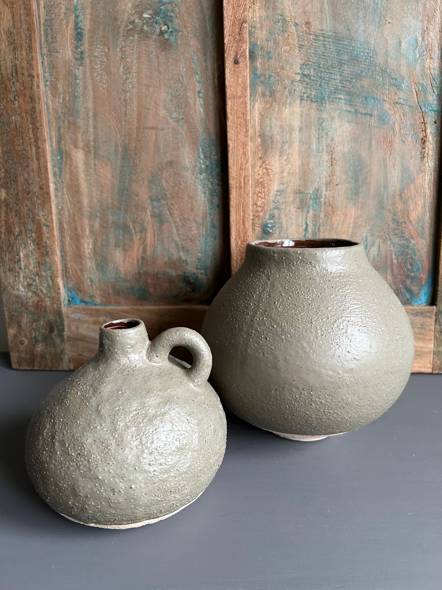 Olijfgroen vaasje met oortje