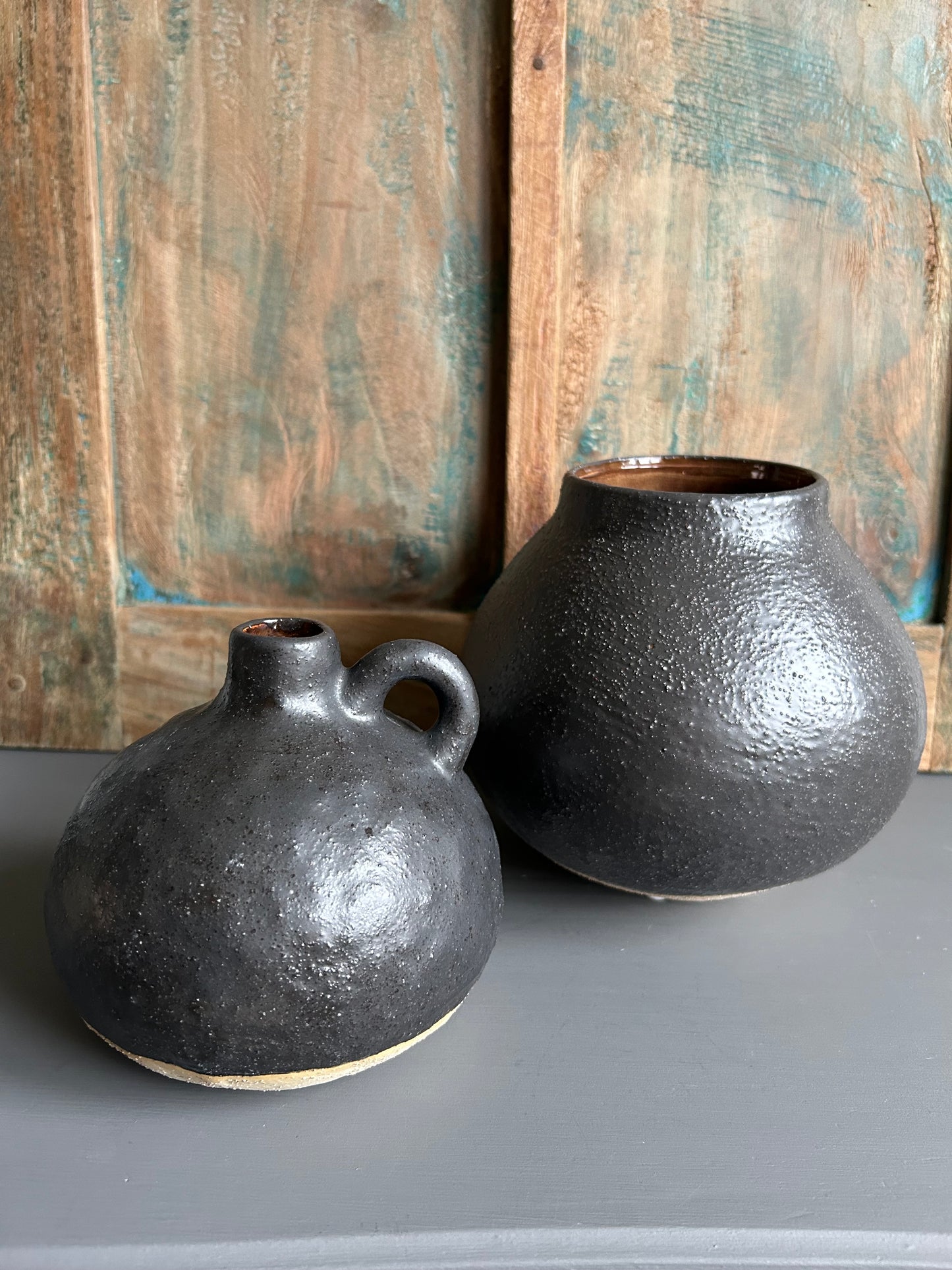 Zwart vaasje met oortje