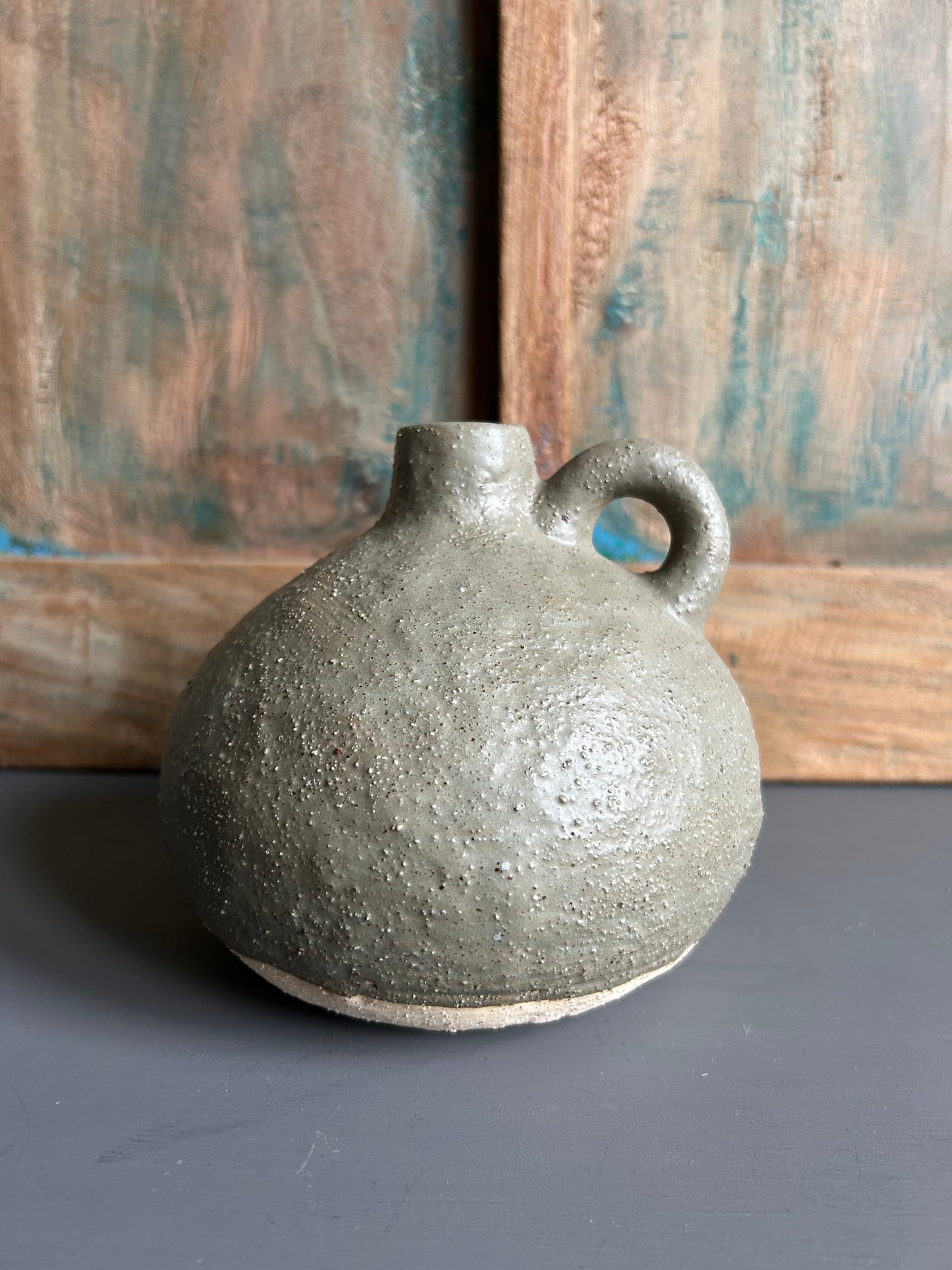 Olijfgroen vaasje met oortje