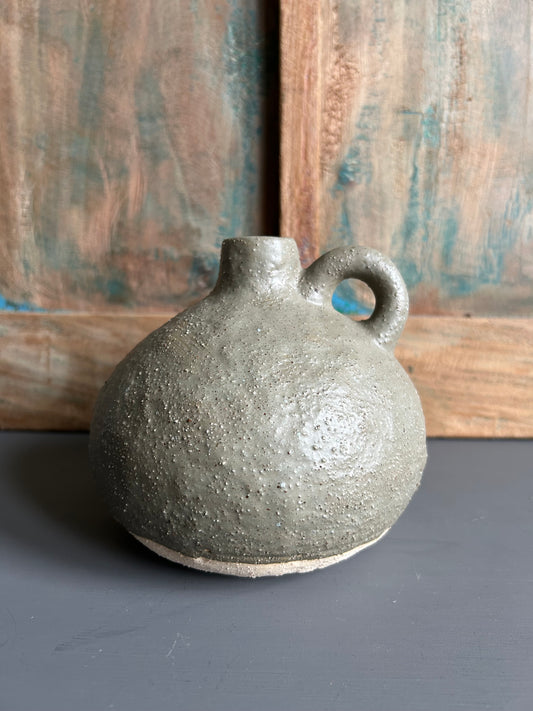 Olijfgroen vaasje met oortje