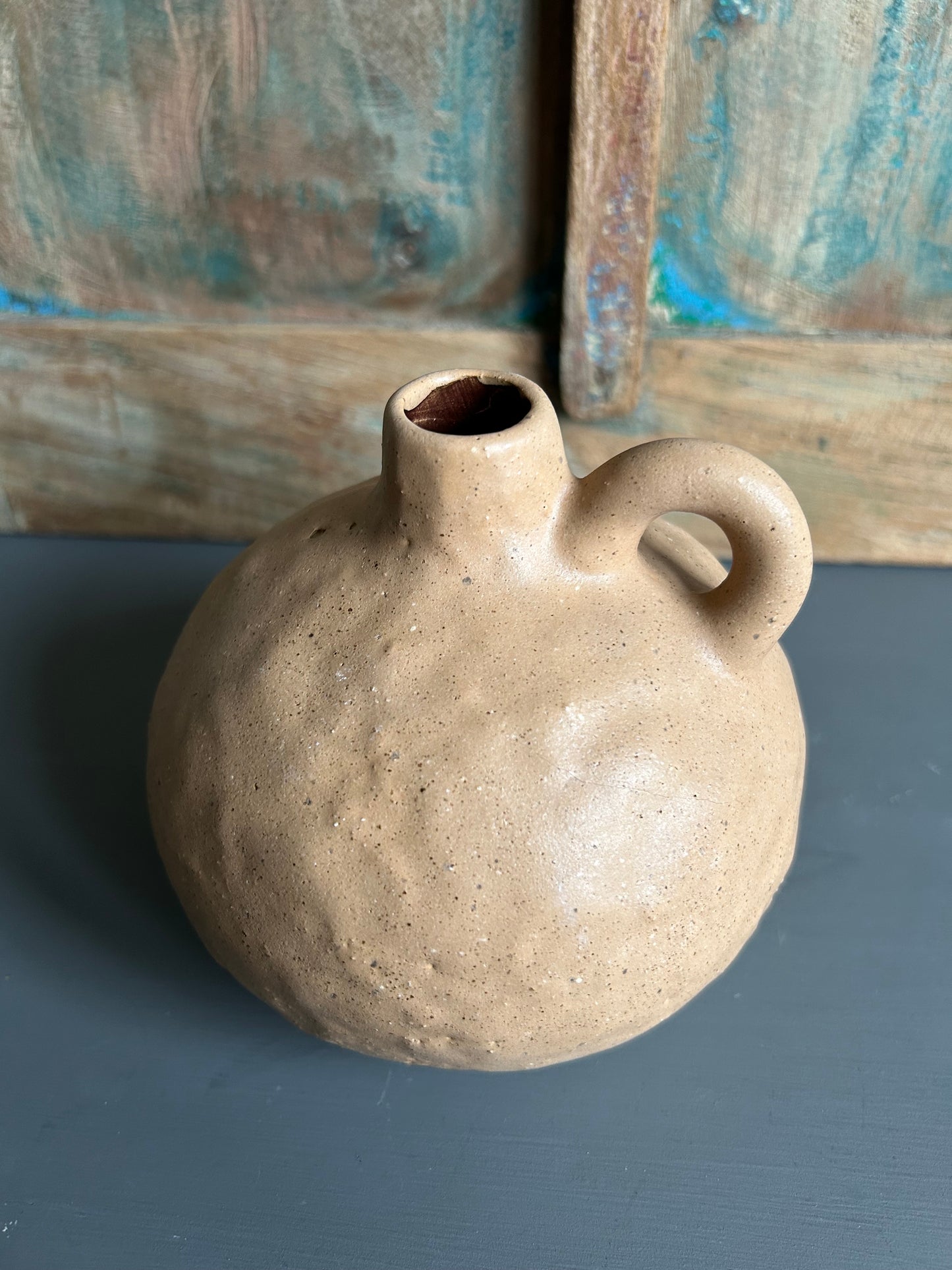 Bruin vaasje met oortjes