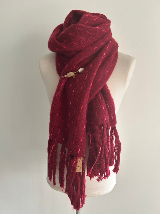 bordeaux/rode sjaal met franjes en speld