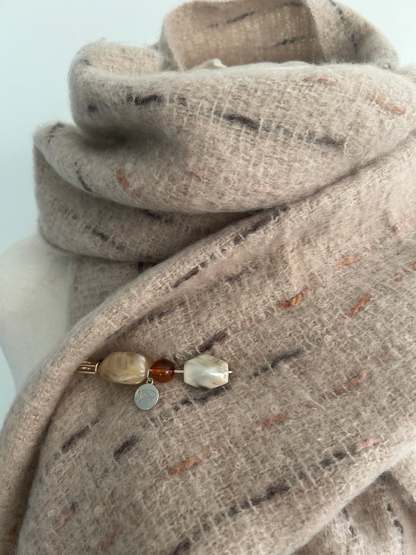 zand kleurige sjaal met franjes en speld