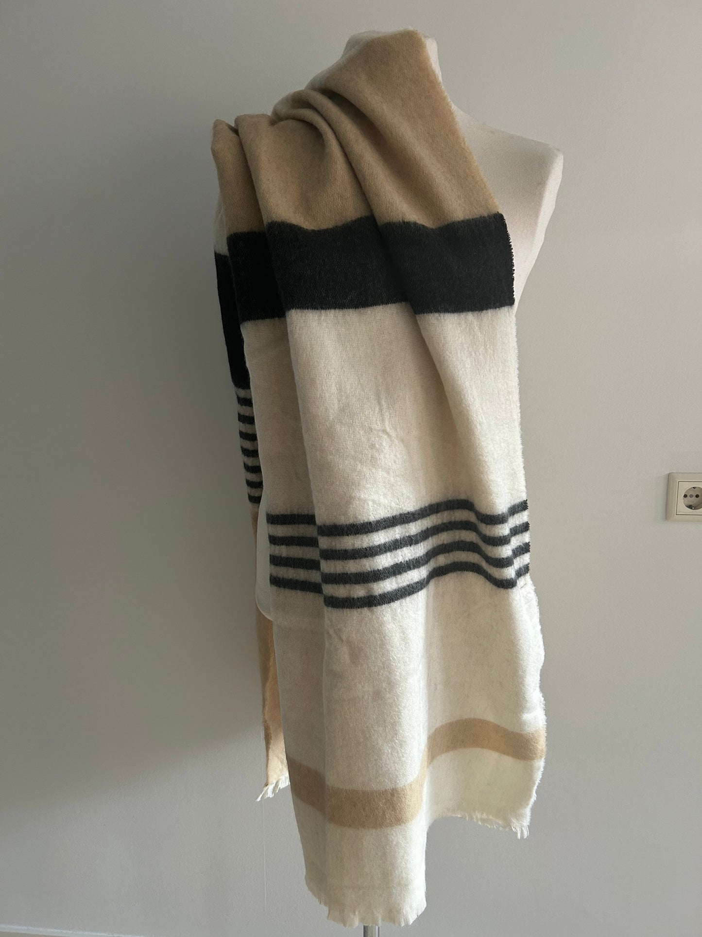 naturel kleurige sjaal met met zwart en beige strepen
