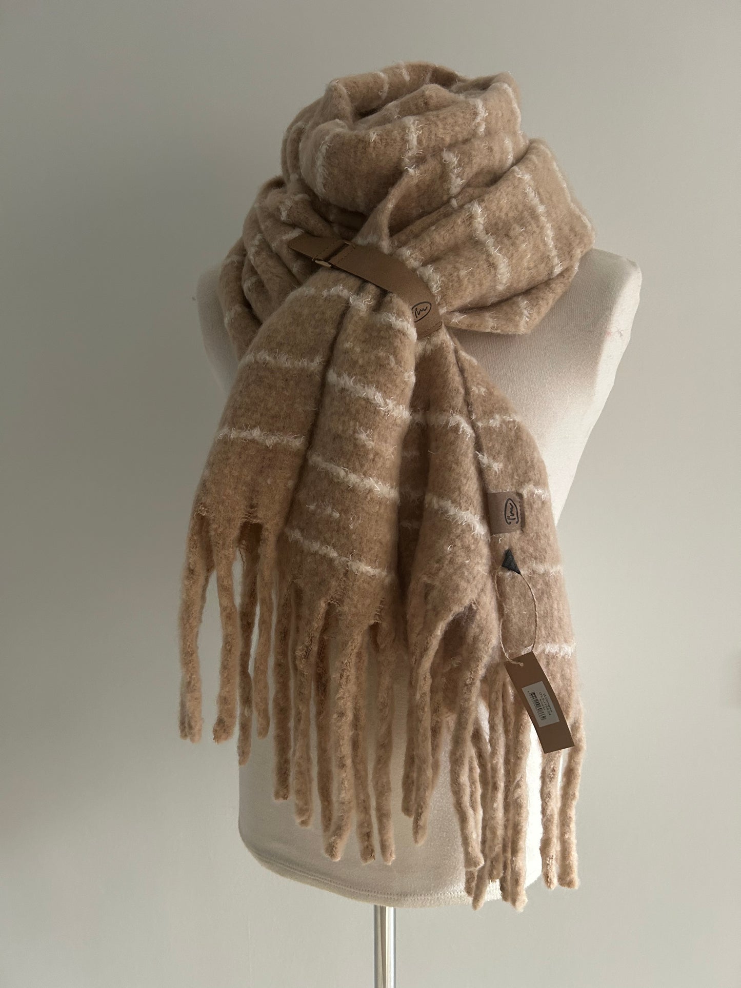 beige sjaal met creme kleurige strepen