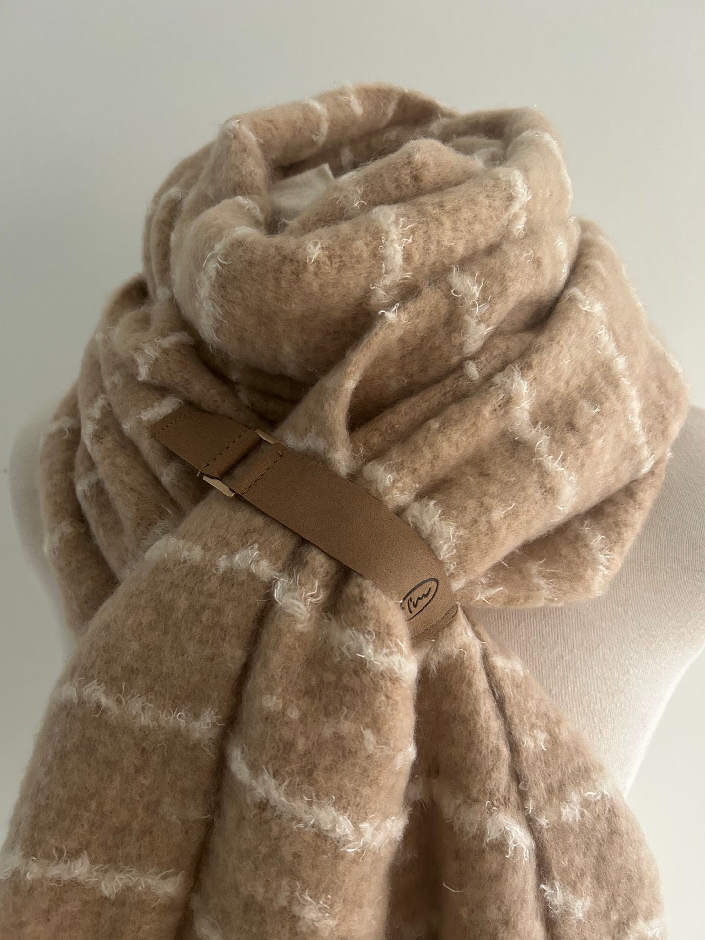 beige sjaal met creme kleurige strepen