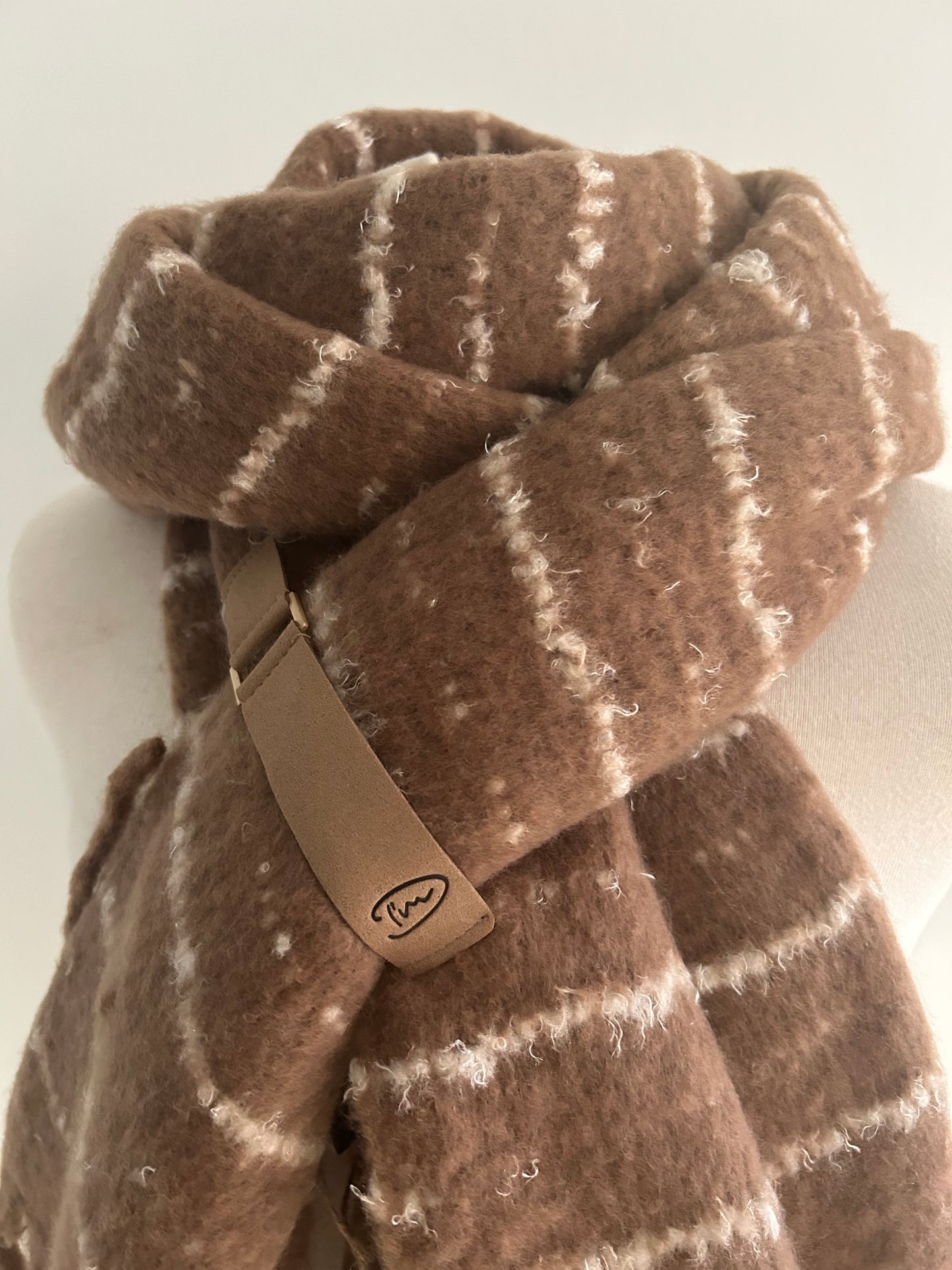 bruine sjaal met creme strepen