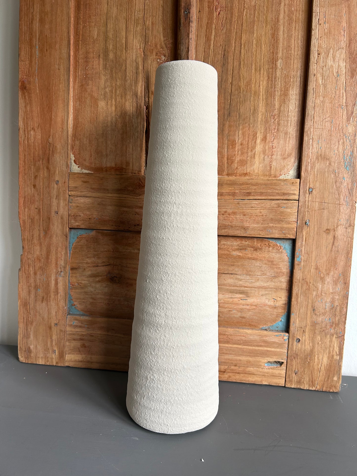 smalle hoge creme kleurige vaas