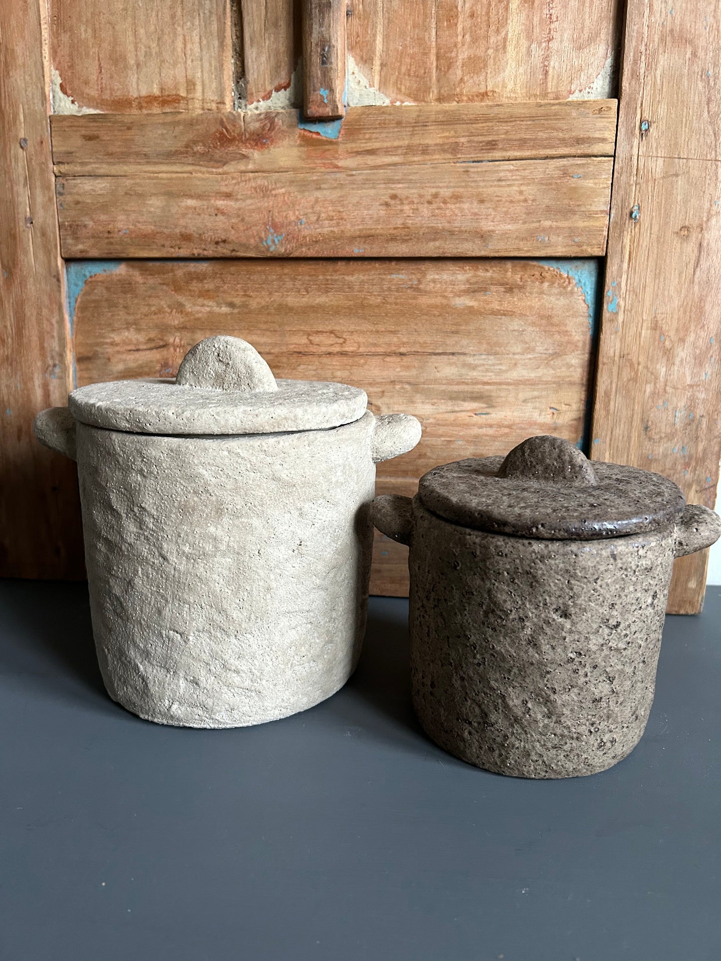 bruine pot met deksel