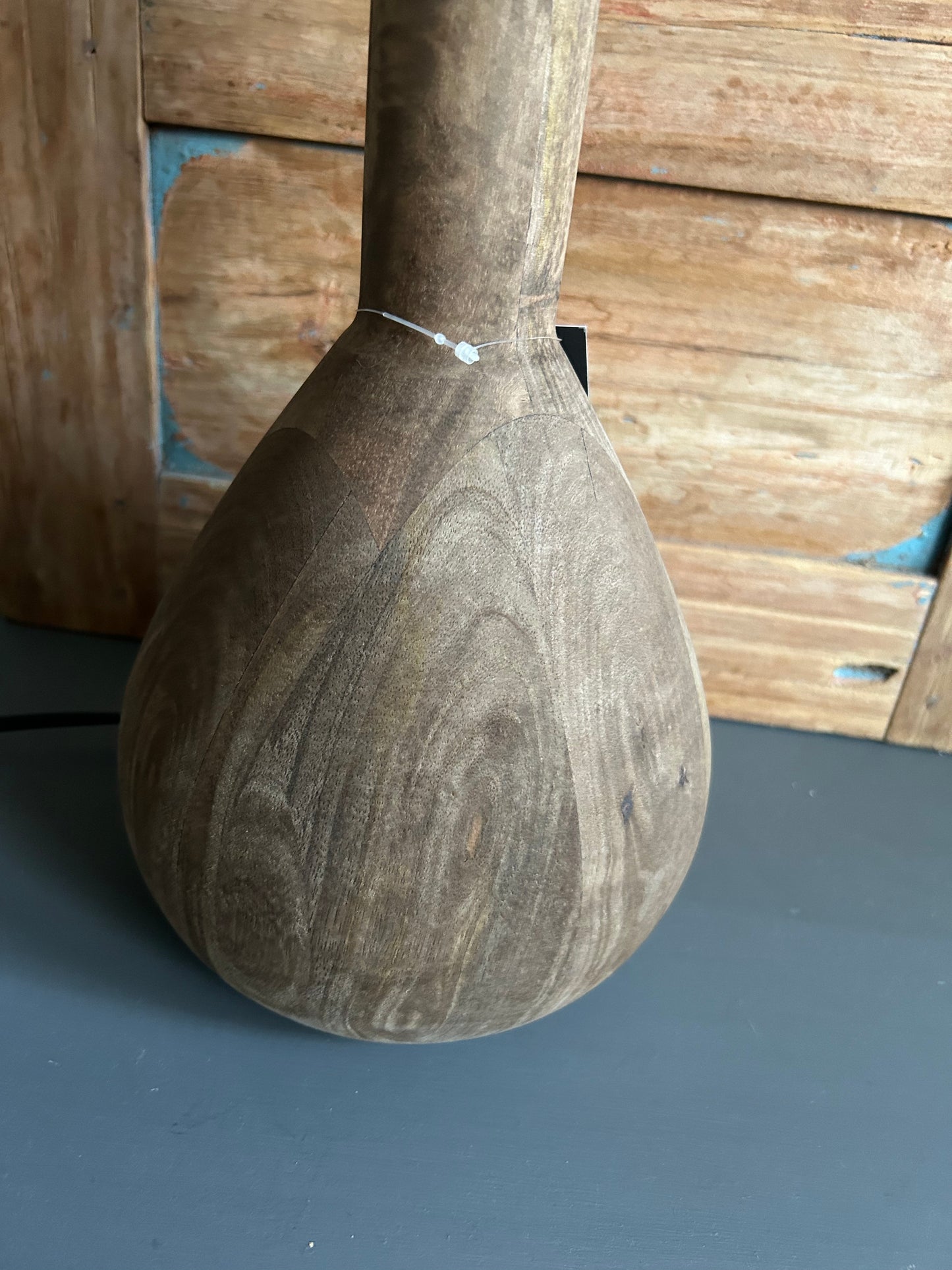 tafellamp met houten voet en stoffen kap