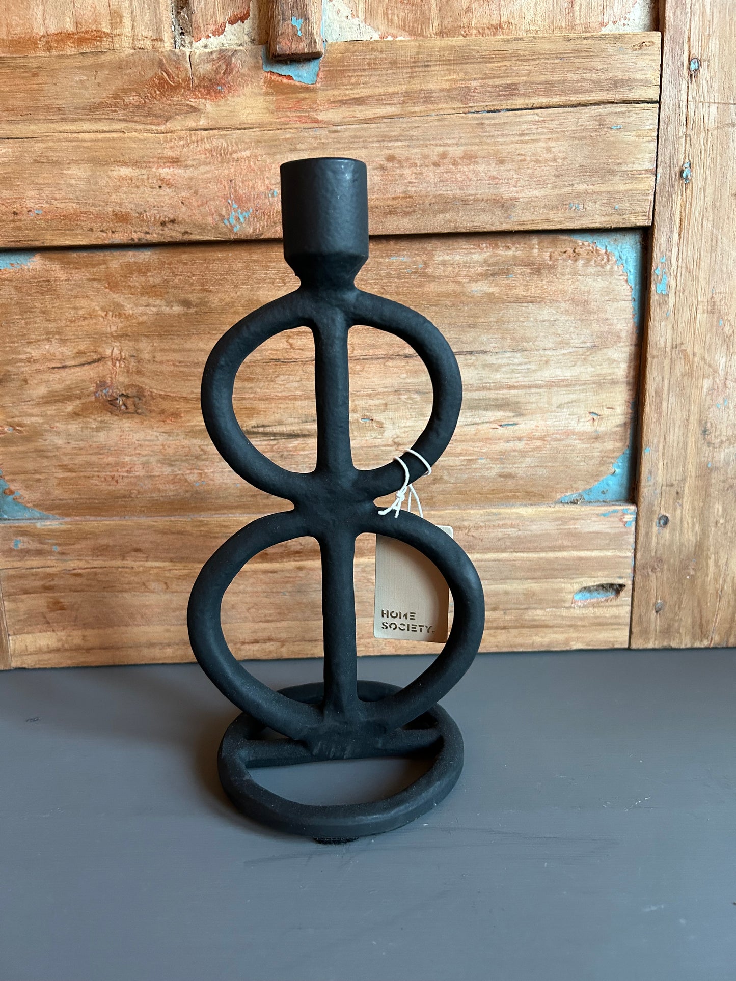 Zwarte metalen kandelaar