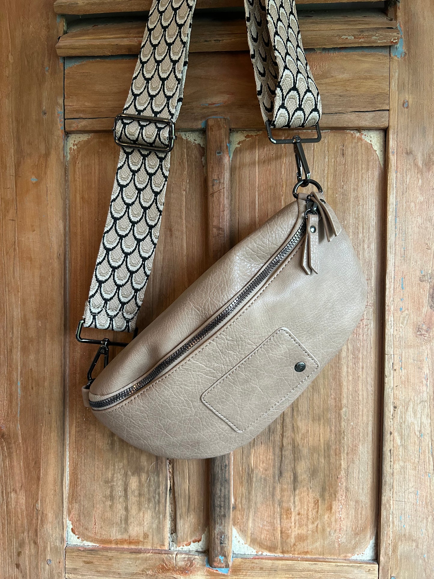 Camel crossbody -Neede