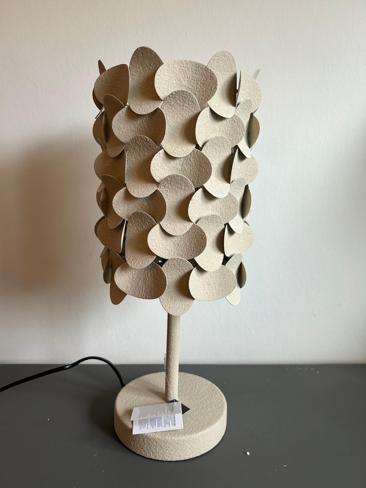 ecru metalen lamp in speelse vormen
