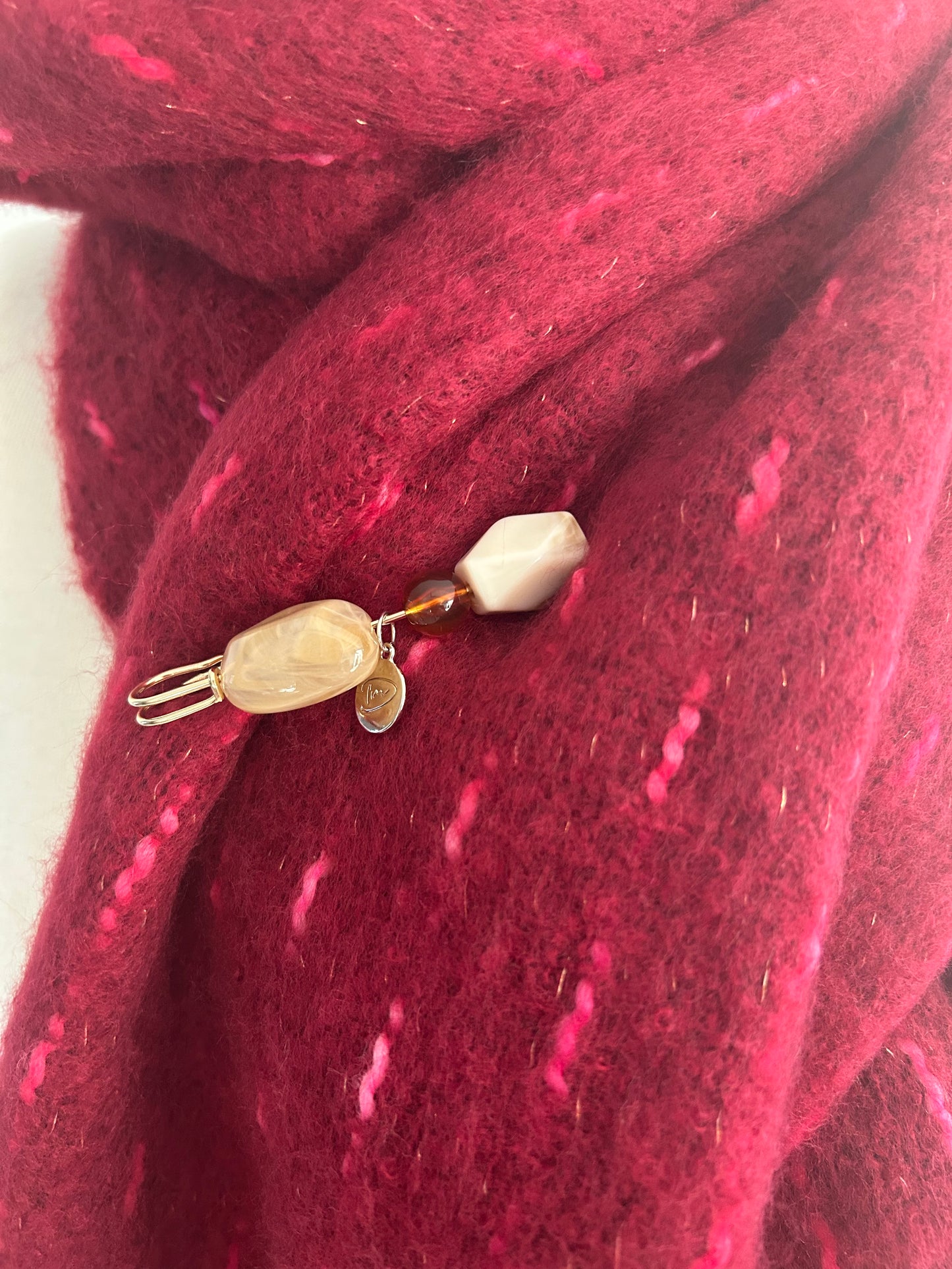 bordeaux/rode sjaal met franjes en speld