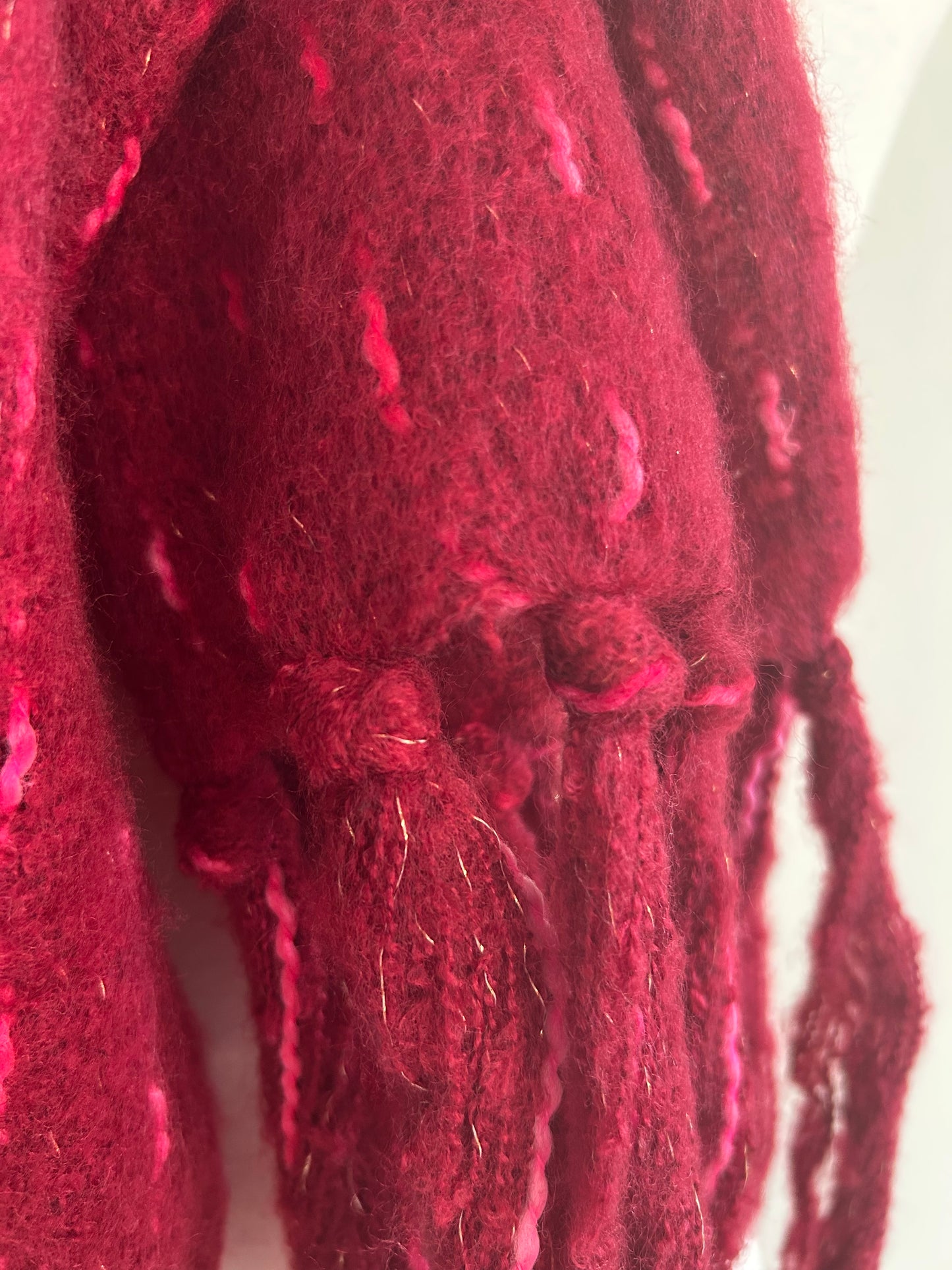 bordeaux/rode sjaal met franjes en speld