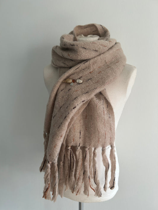 zand kleurige sjaal met franjes en speld