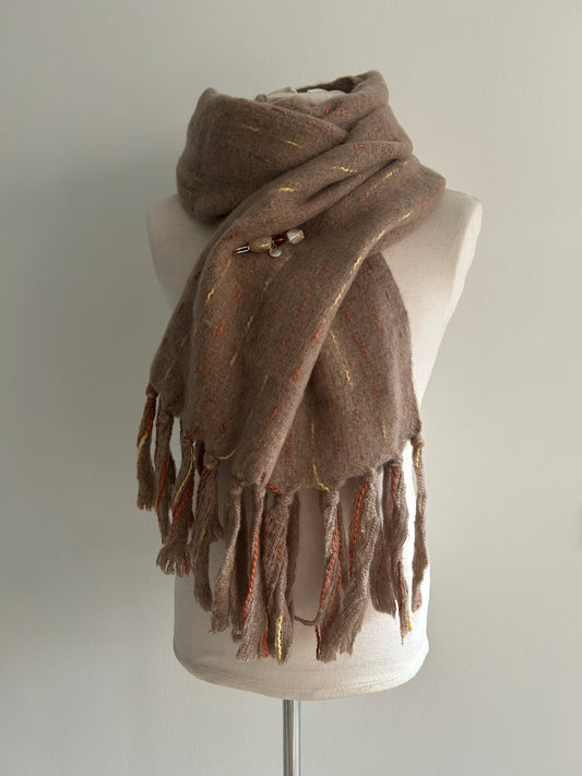 licht bruine sjaal met franjes en speld