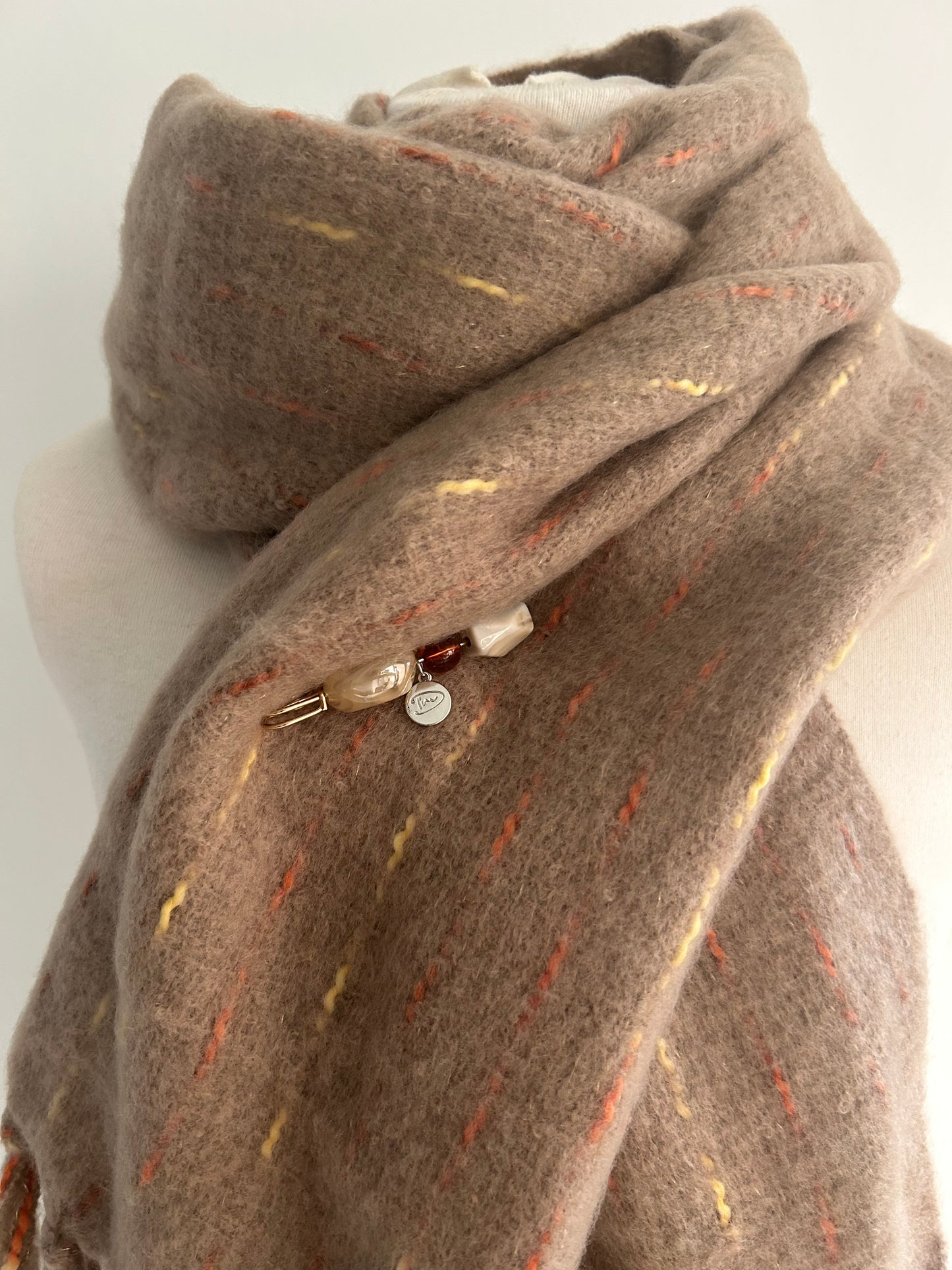 licht bruine sjaal met franjes en speld