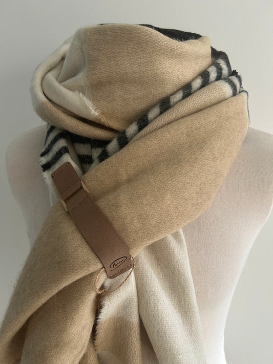 naturel kleurige sjaal met met zwart en beige strepen
