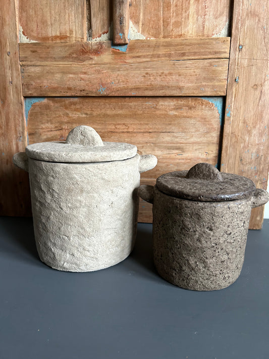 creme kleurige pot met deksel