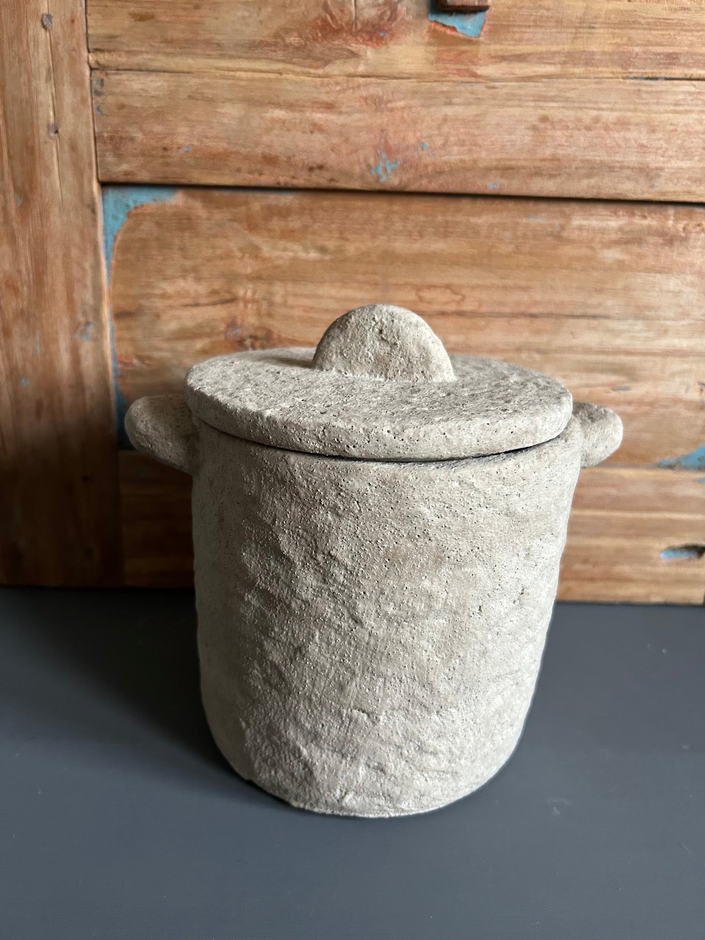 creme kleurige pot met deksel