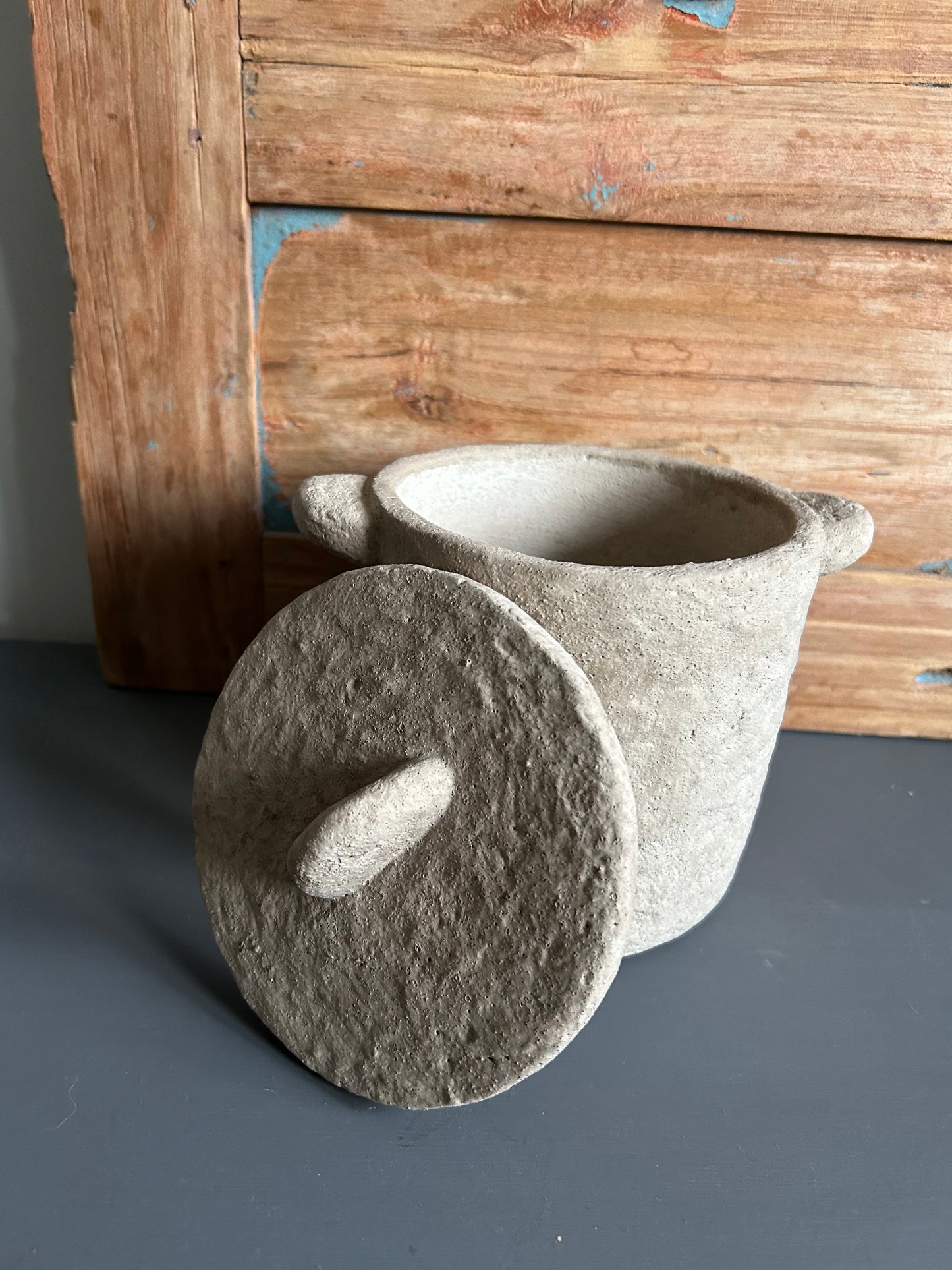 creme kleurige pot met deksel