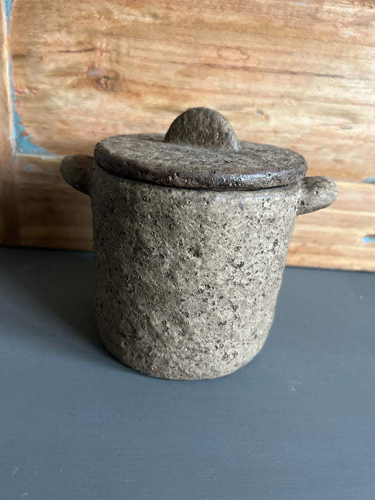 bruine pot met deksel
