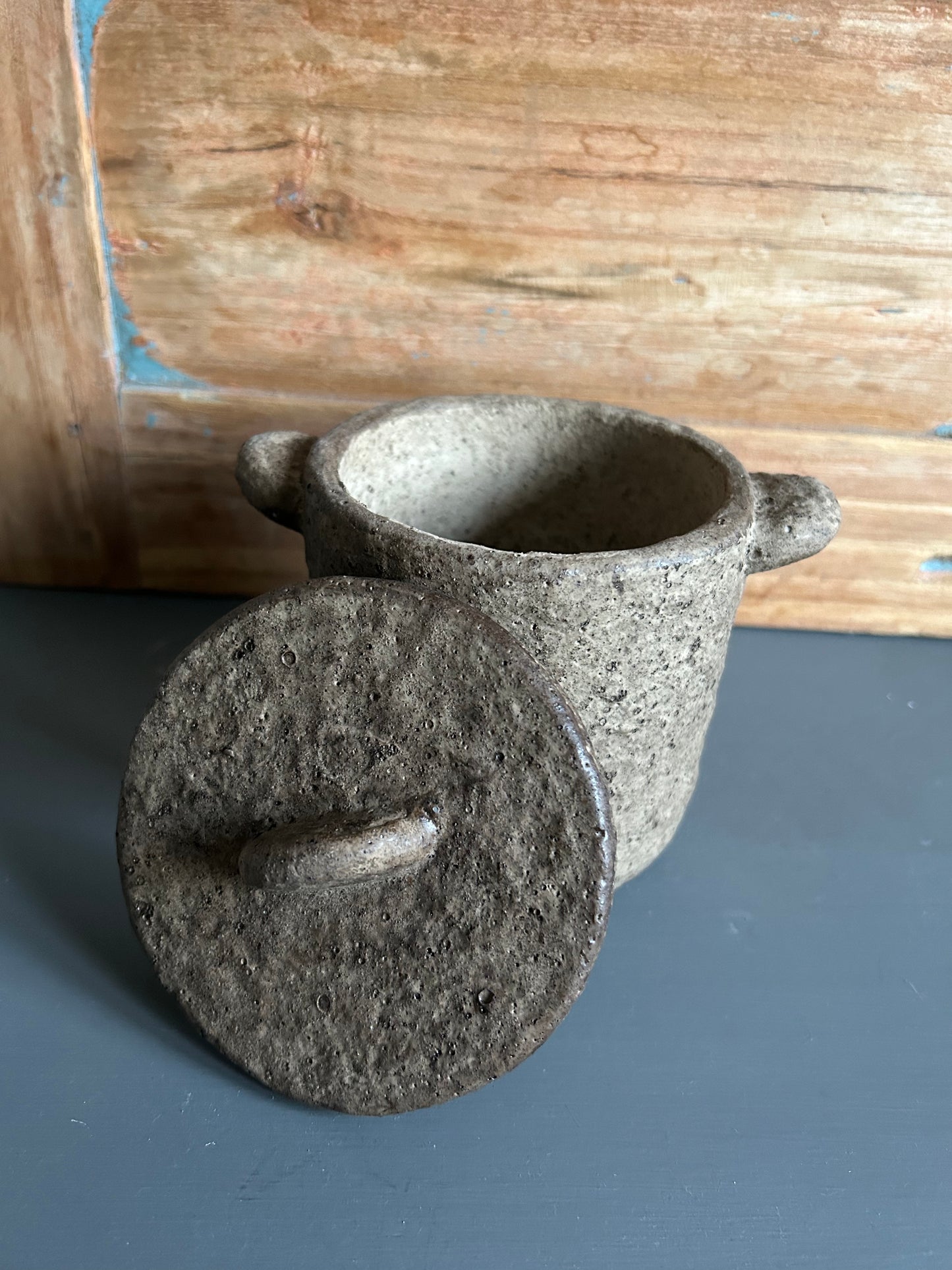 bruine pot met deksel