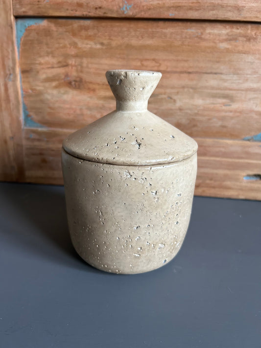 creme kleurige pot met deksel