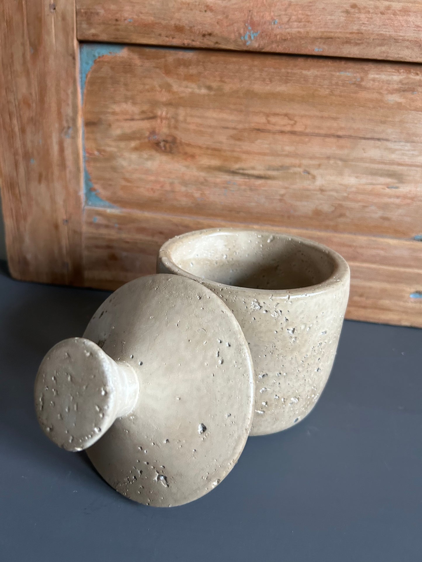 creme kleurige pot met deksel