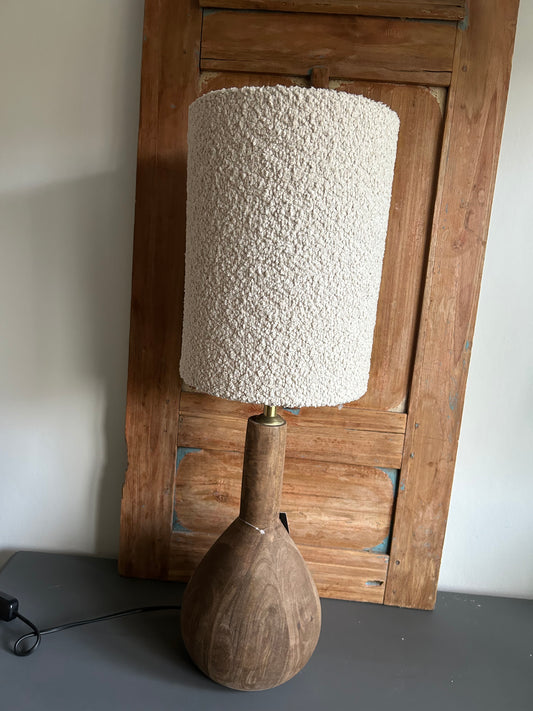 tafellamp met houten voet en stoffen kap
