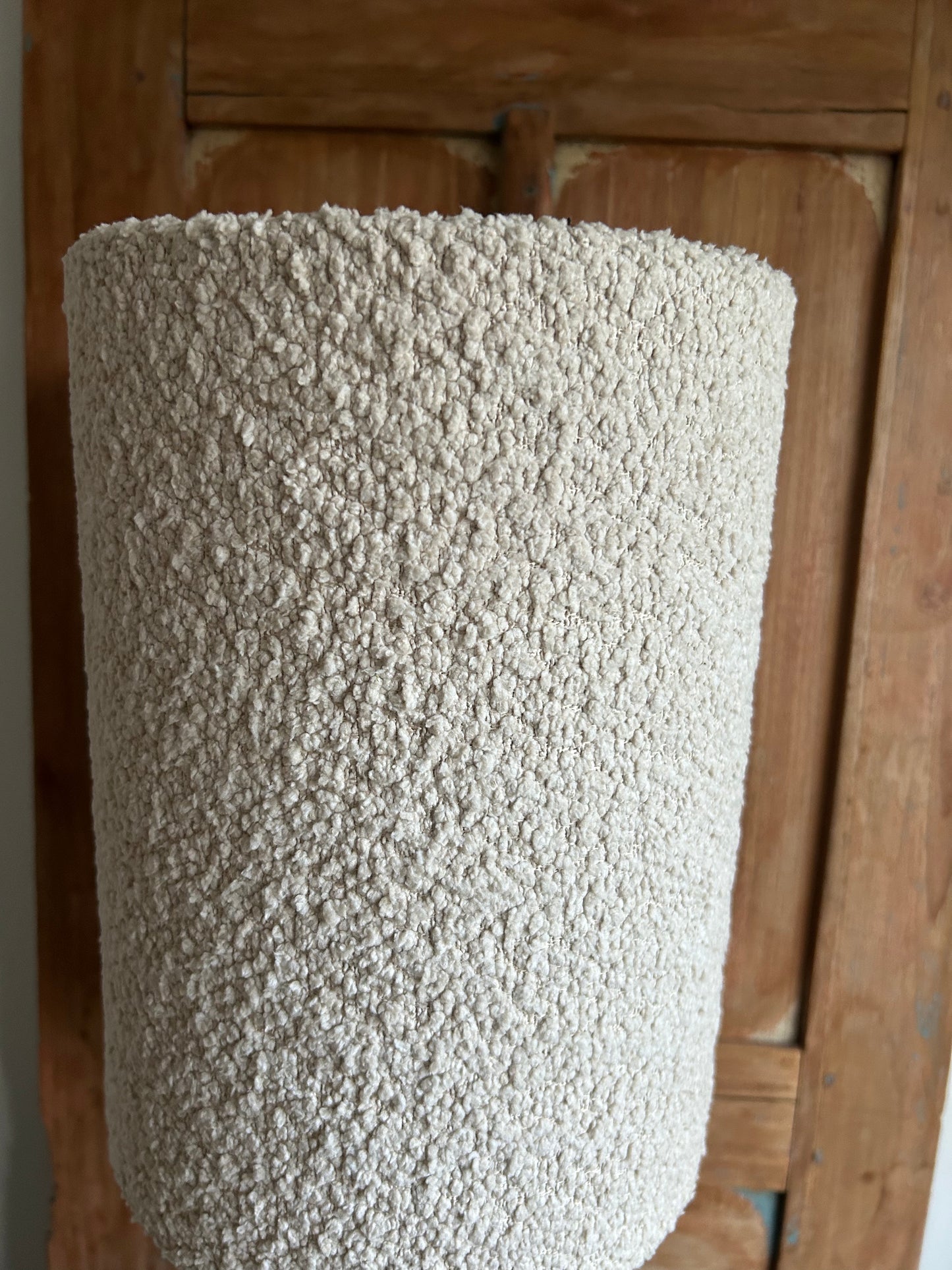 tafellamp met houten voet en stoffen kap