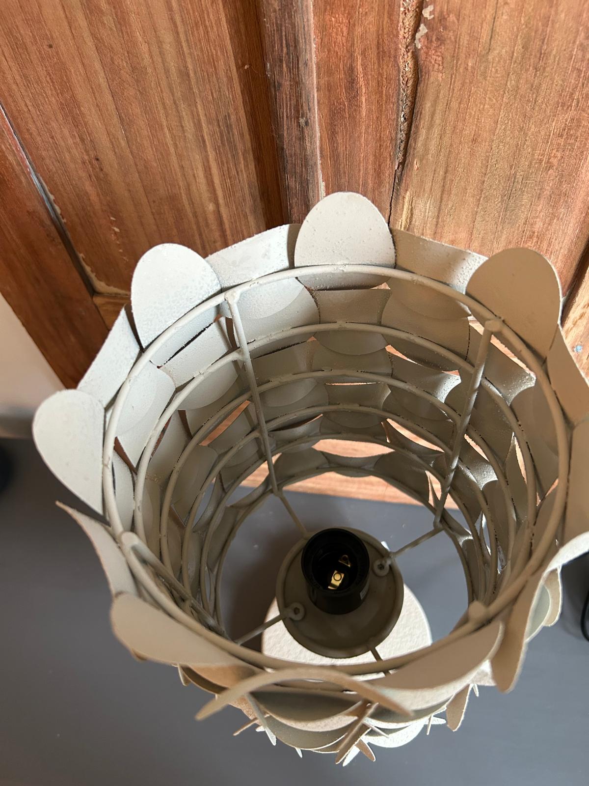 ecru metalen lamp in speelse vormen