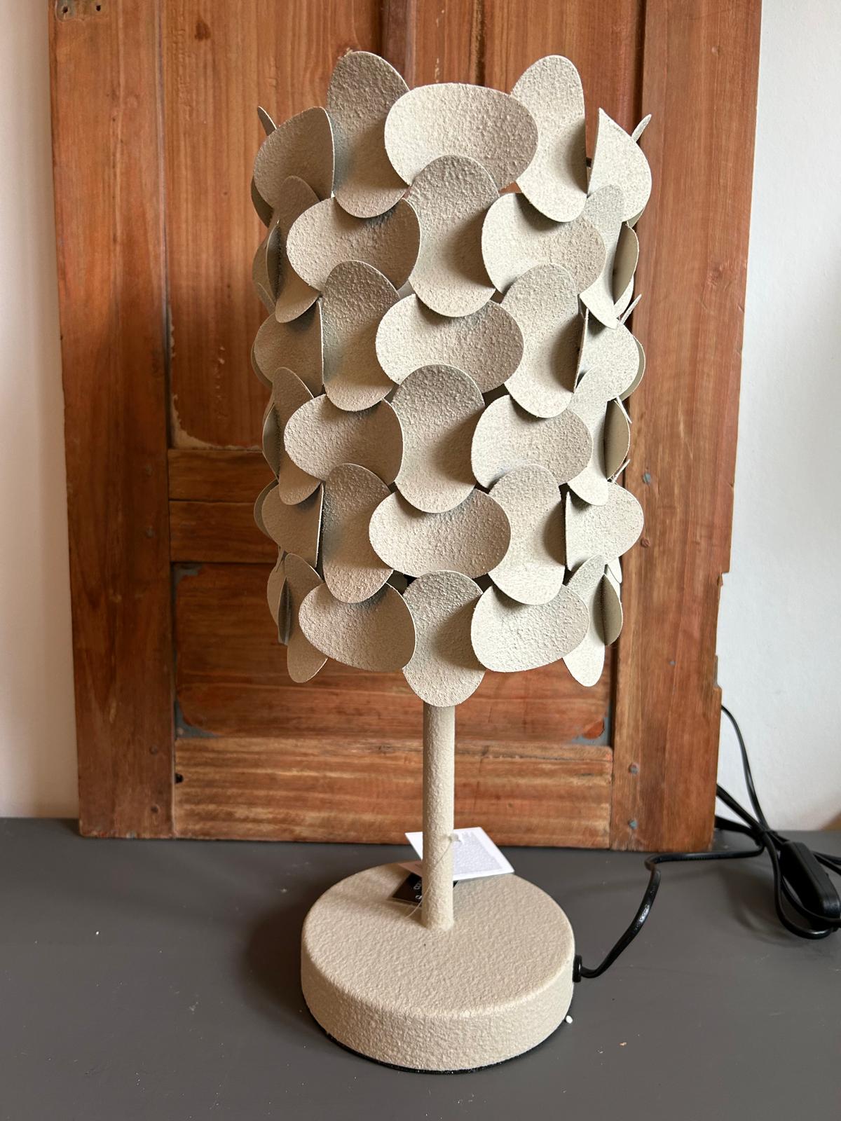 ecru metalen lamp in speelse vormen